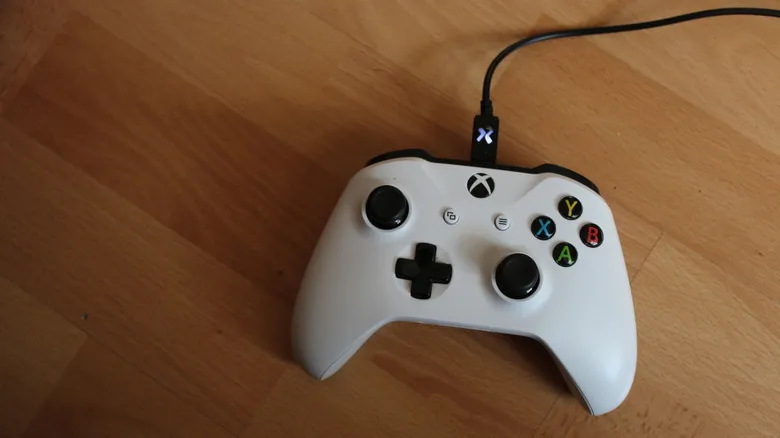 Mando blanco de la era Xbox One conectado por cable USB