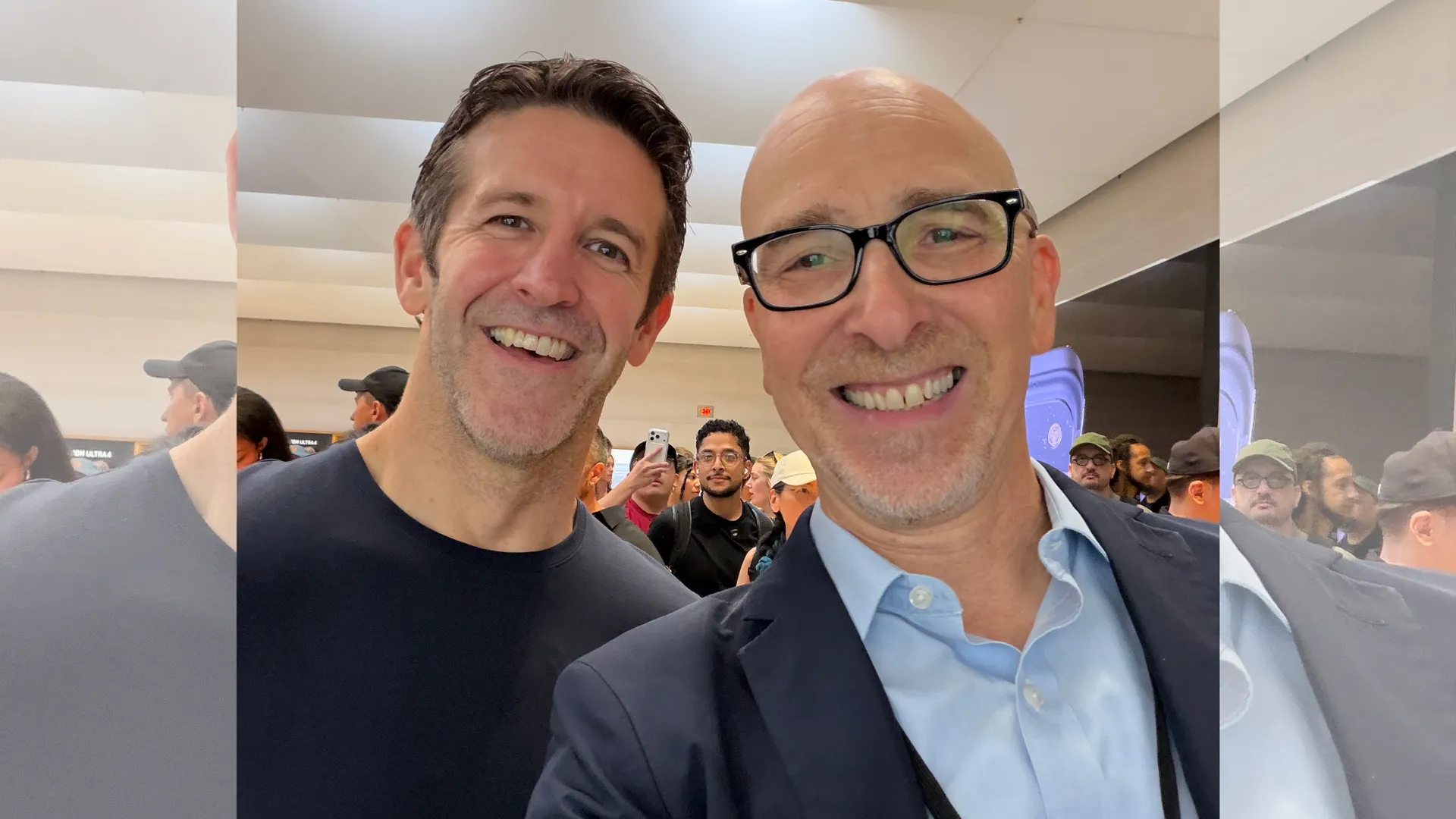 El periodista de TechRadar junto a John Ternus