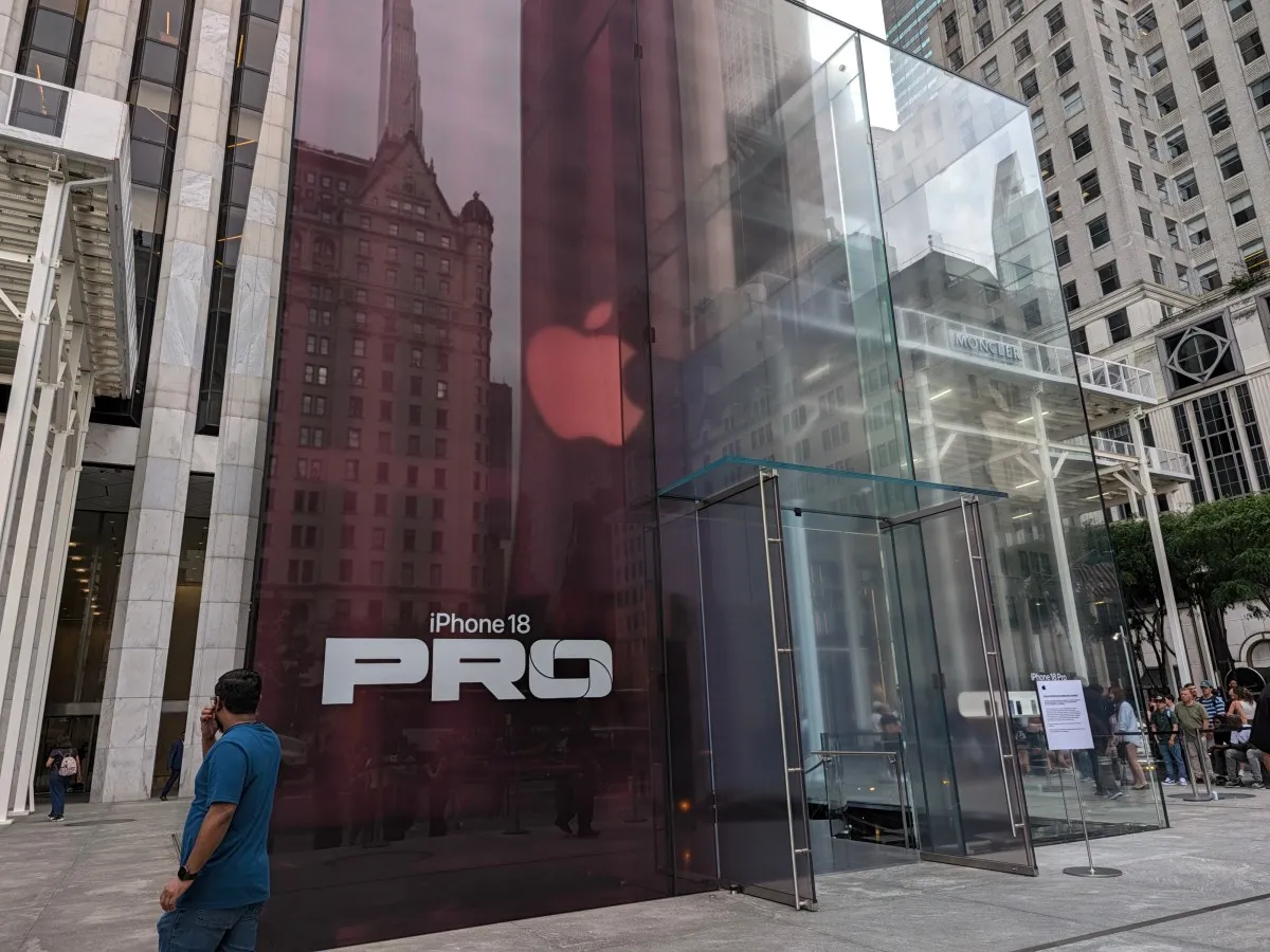 La entrada de la tienda de Apple en la Quinta Avenida, decorada para el lanzamiento