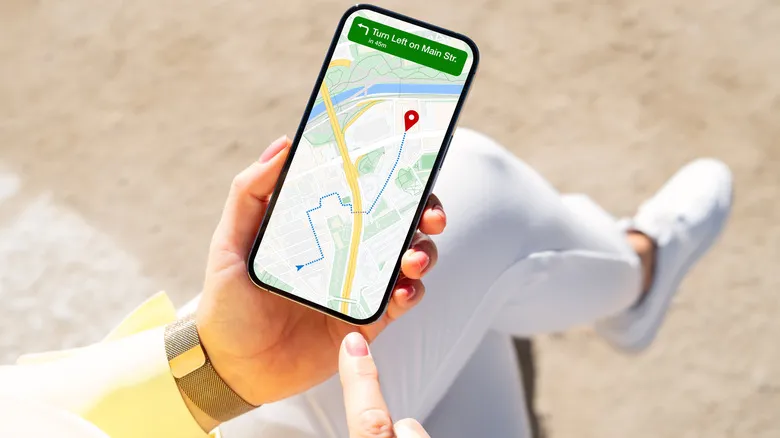 Persona consultando indicaciones de Google Maps en la calle
