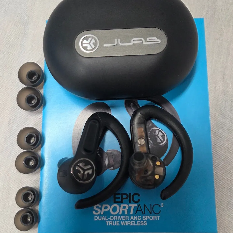 Los JLab Epic Sport ANC 3 con sus almohadillas de silicona de distintos tamaños
