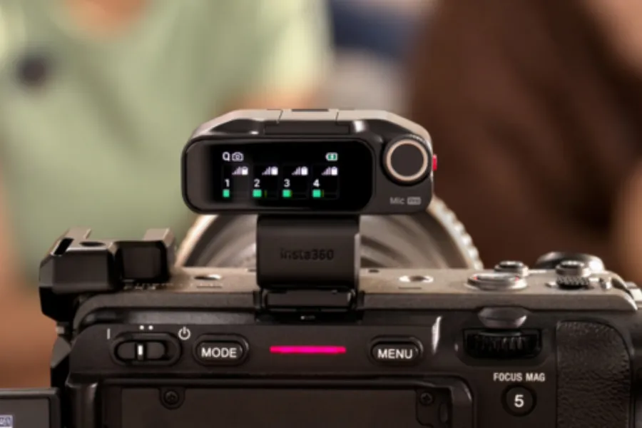Primer plano del transmisor circular Insta360 Mic con una fotografía en la pantalla de tinta electrónica