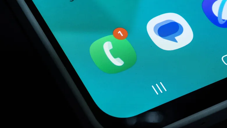 La app Teléfono de un smartphone con una notificación de llamada perdida