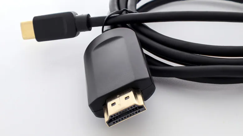 Cable USB-C a HDMI negro en primer plano sobre fondo blanco
