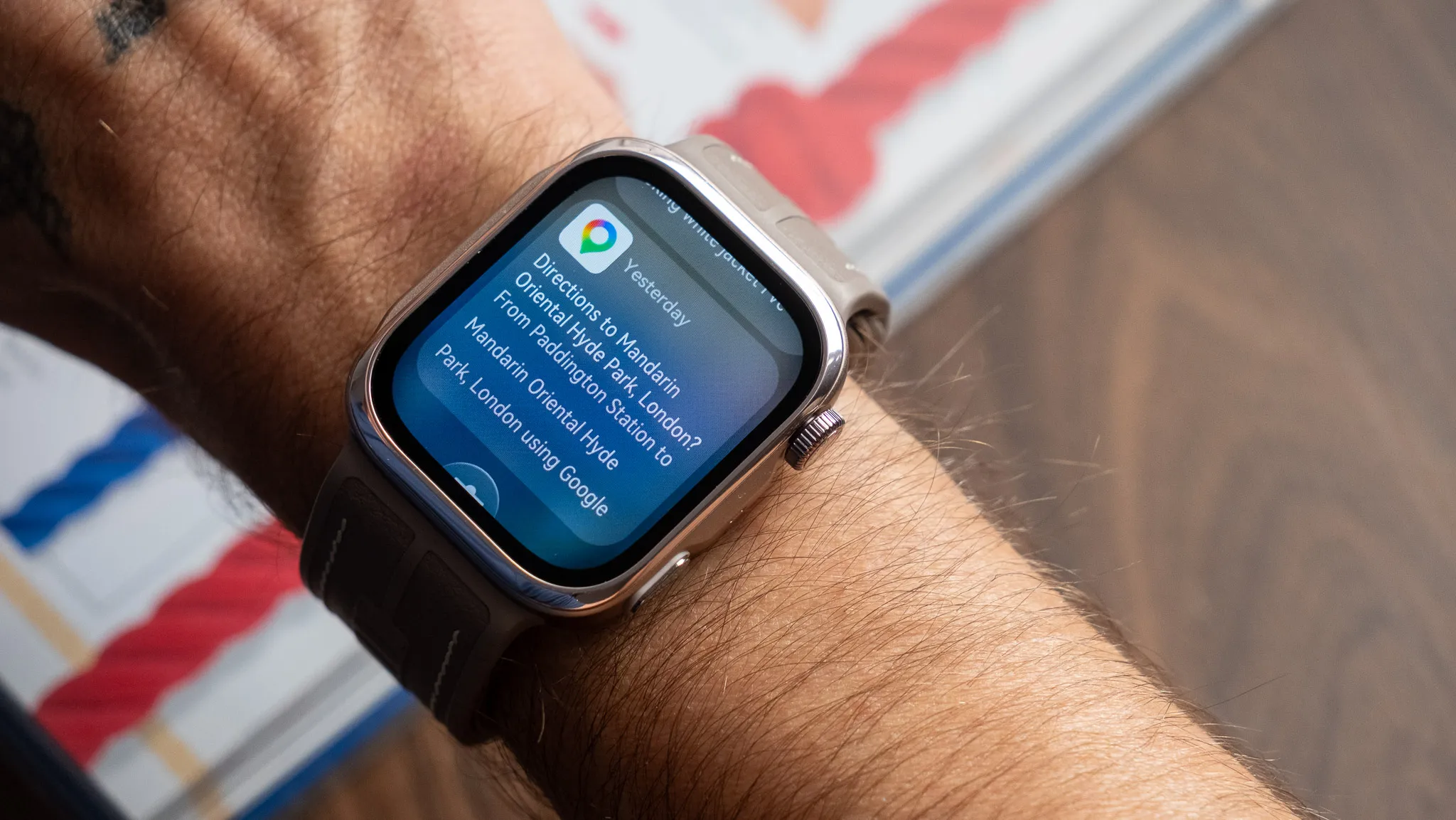 Huawei Watch D3 junto a su cargador