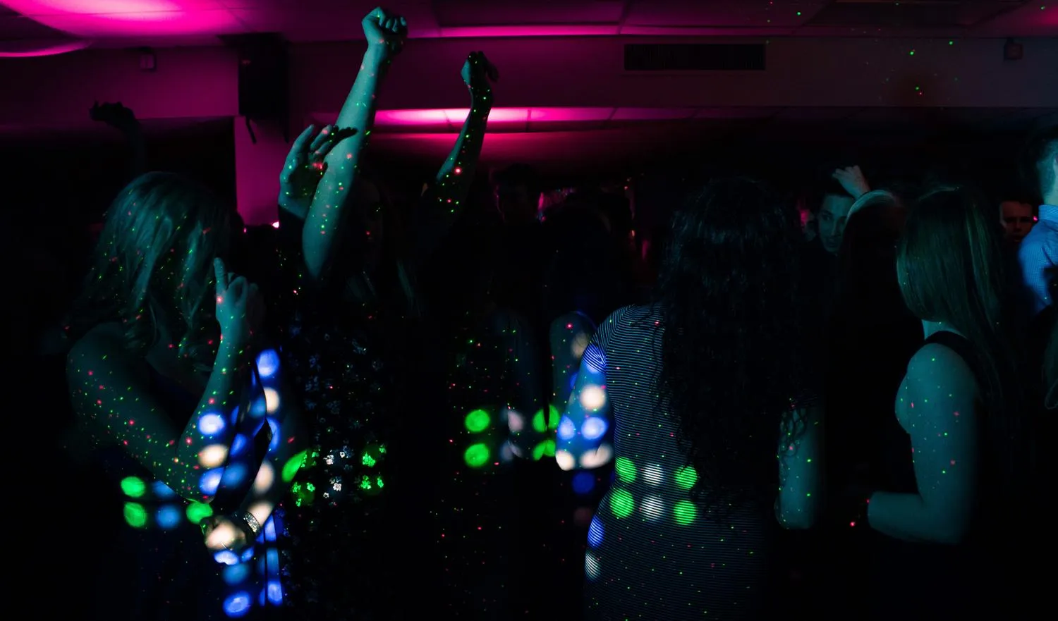 Gente bailando en una discoteca moderna con luces de neón, reflejo del ocio nocturno de Vice City
