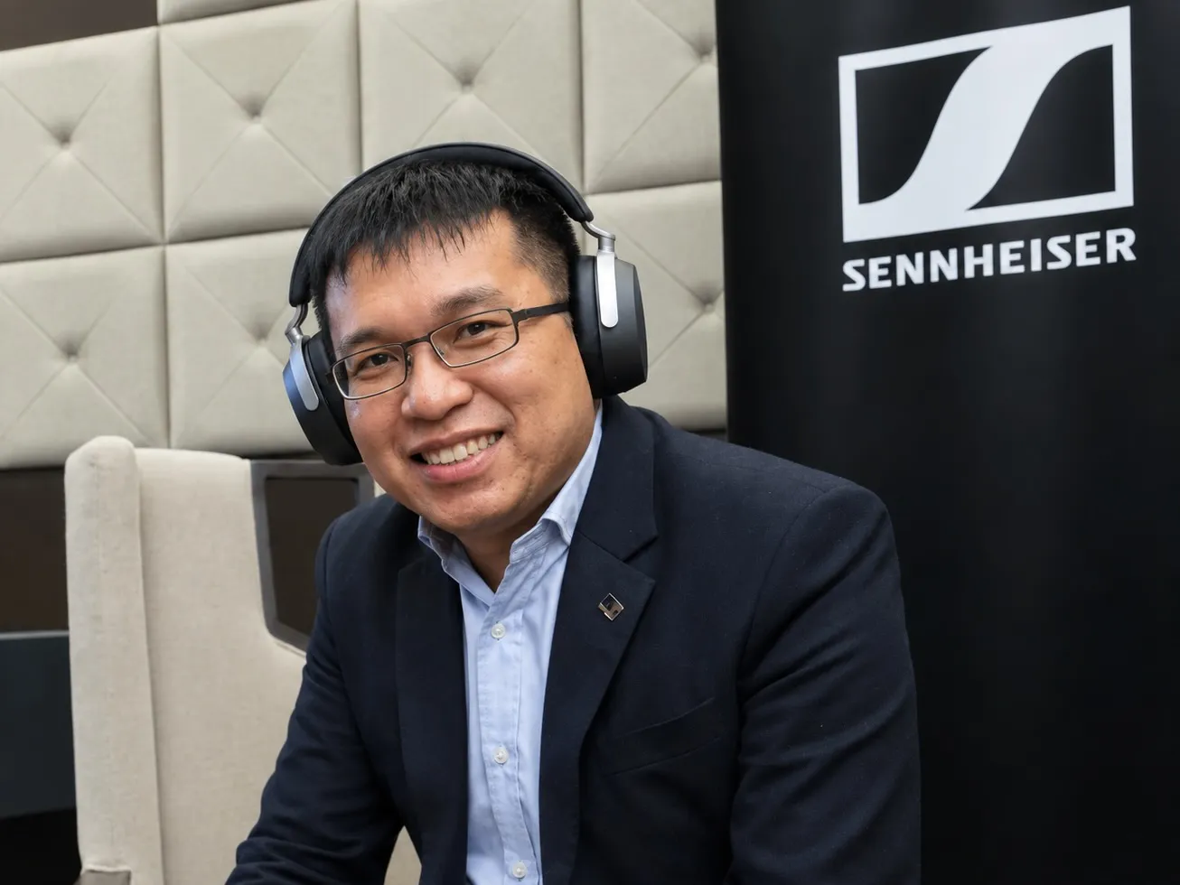 Wee Hong Kuan, responsable de producto de Sennheiser, con los auriculares HDB 630