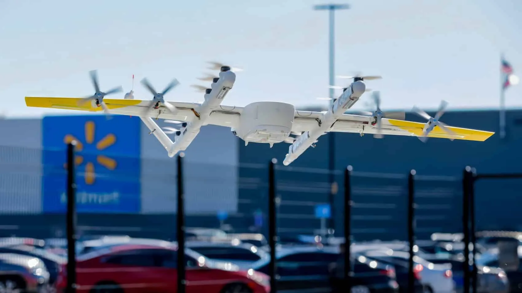 Dron de reparto de Wing sobre el aparcamiento de una tienda Walmart en Houston, dentro del condado de Harris