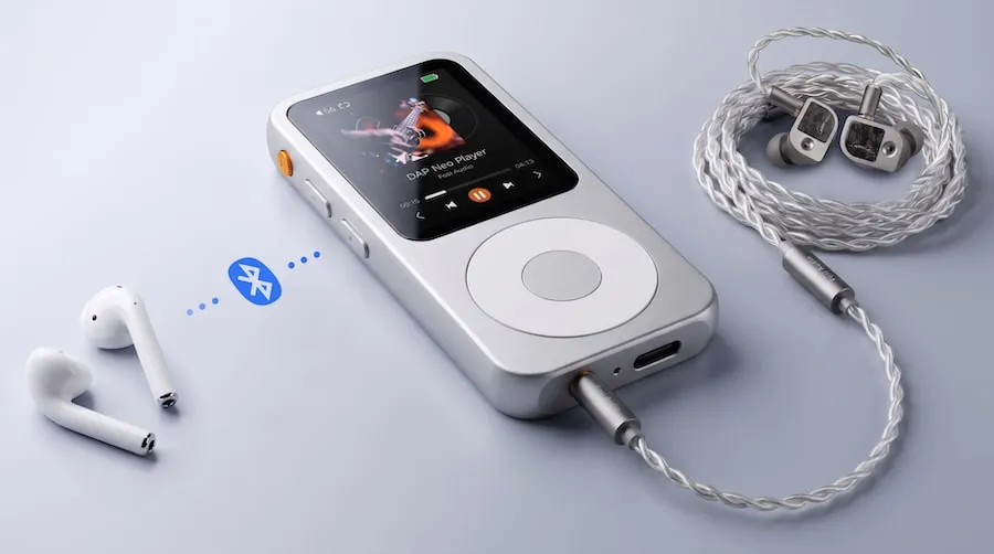 El Fosi Audio DAP Neo con auriculares cableados y conexión Bluetooth