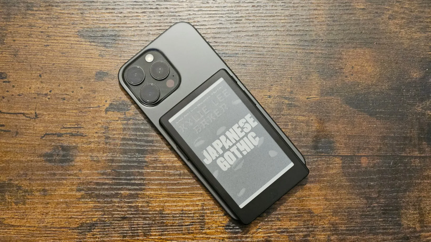 El lector Xteink X4 Pro adherido a un iPhone